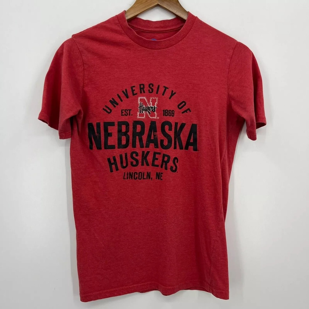 NCAA University of Nebraska Huskers Mens Small Red Graphic T-Shirt Lincoln NE